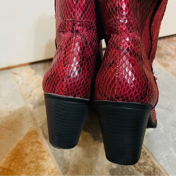❤️Wonderful Red & Black Snake Print Zip Up Ankle Booties! - Picture 7 of 10